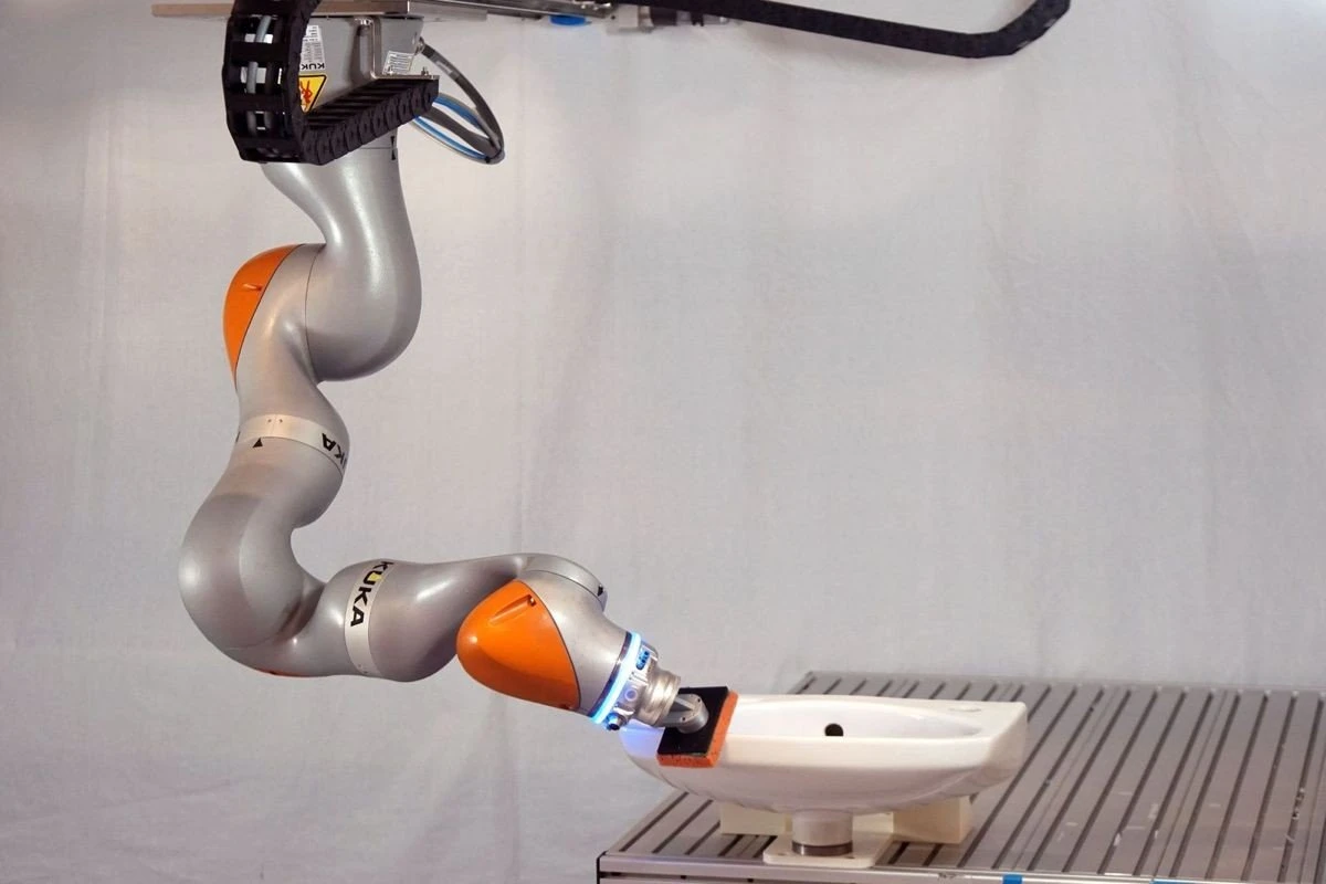 tu-wien-robot-cleans-sink.jpg tu-wien-robot-cleans-sink.jpg
