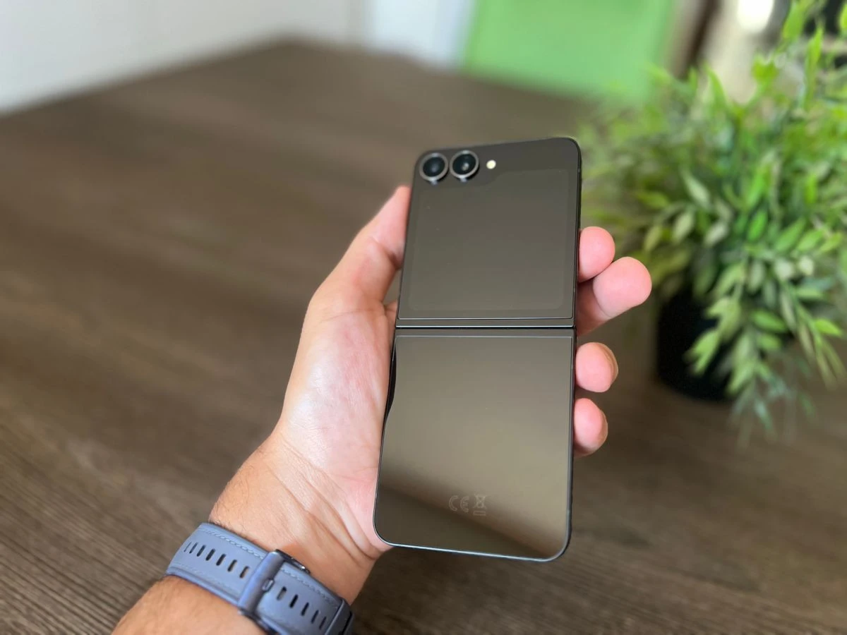samsung-galaxy-z-flip7-fe-techgear-review-1.jpg samsung-galaxy-z-flip7-fe-techgear-review-1.jpg