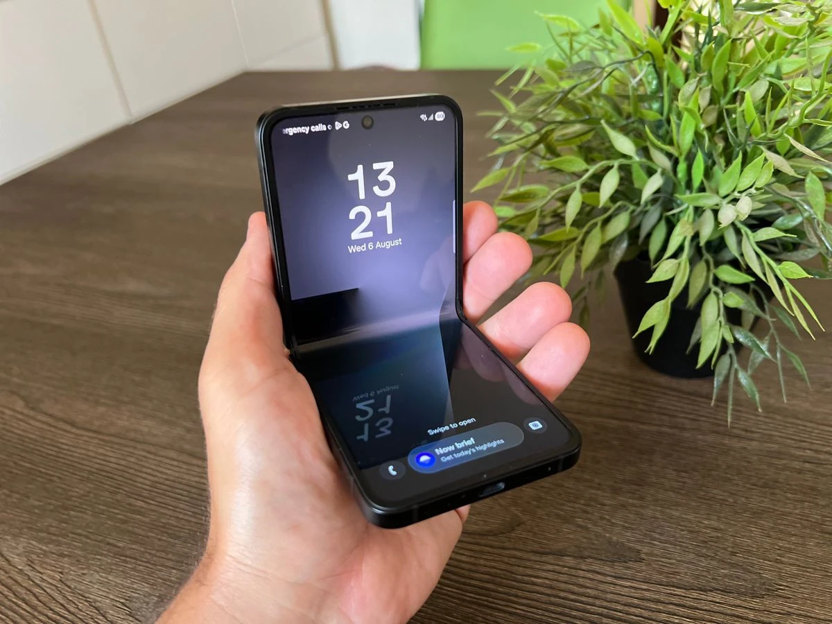 samsung-galaxy-z-flip7-fe-techgear-review-10.jpg samsung-galaxy-z-flip7-fe-techgear-review-10.jpg