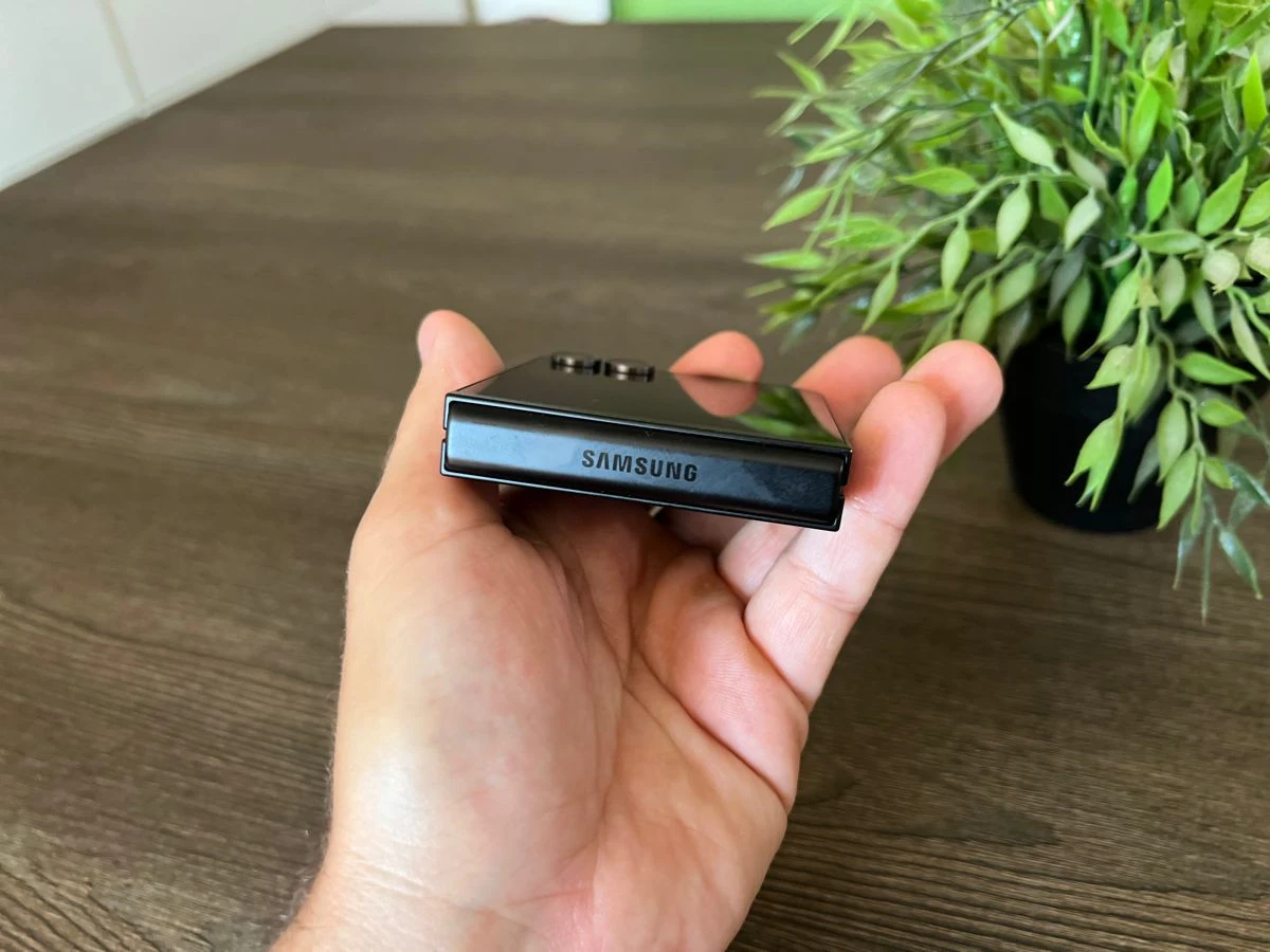 samsung-galaxy-z-flip7-fe-techgear-review-11.jpg samsung-galaxy-z-flip7-fe-techgear-review-11.jpg