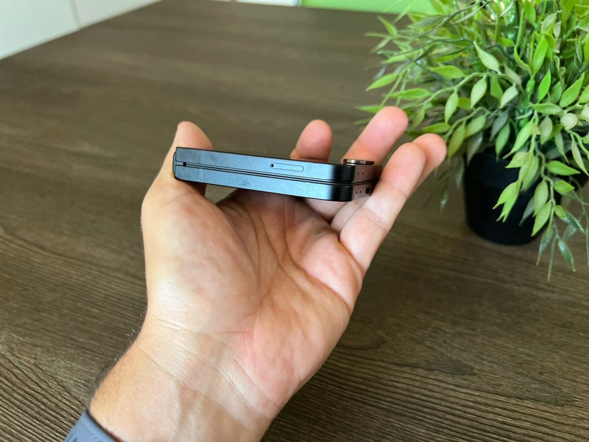 samsung-galaxy-z-flip7-fe-techgear-review-12.jpg samsung-galaxy-z-flip7-fe-techgear-review-12.jpg