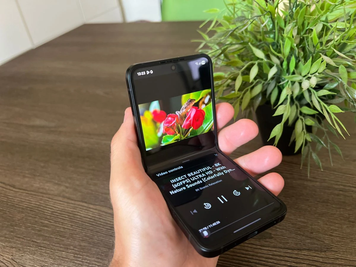 samsung-galaxy-z-flip7-fe-techgear-review-4.jpg samsung-galaxy-z-flip7-fe-techgear-review-4.jpg