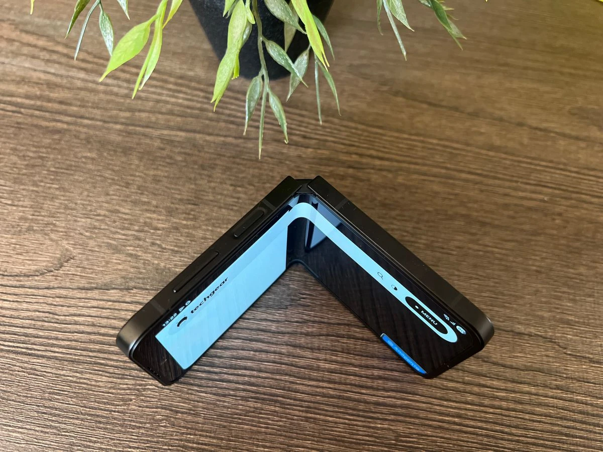 samsung-galaxy-z-flip7-fe-techgear-review-6.jpg samsung-galaxy-z-flip7-fe-techgear-review-6.jpg
