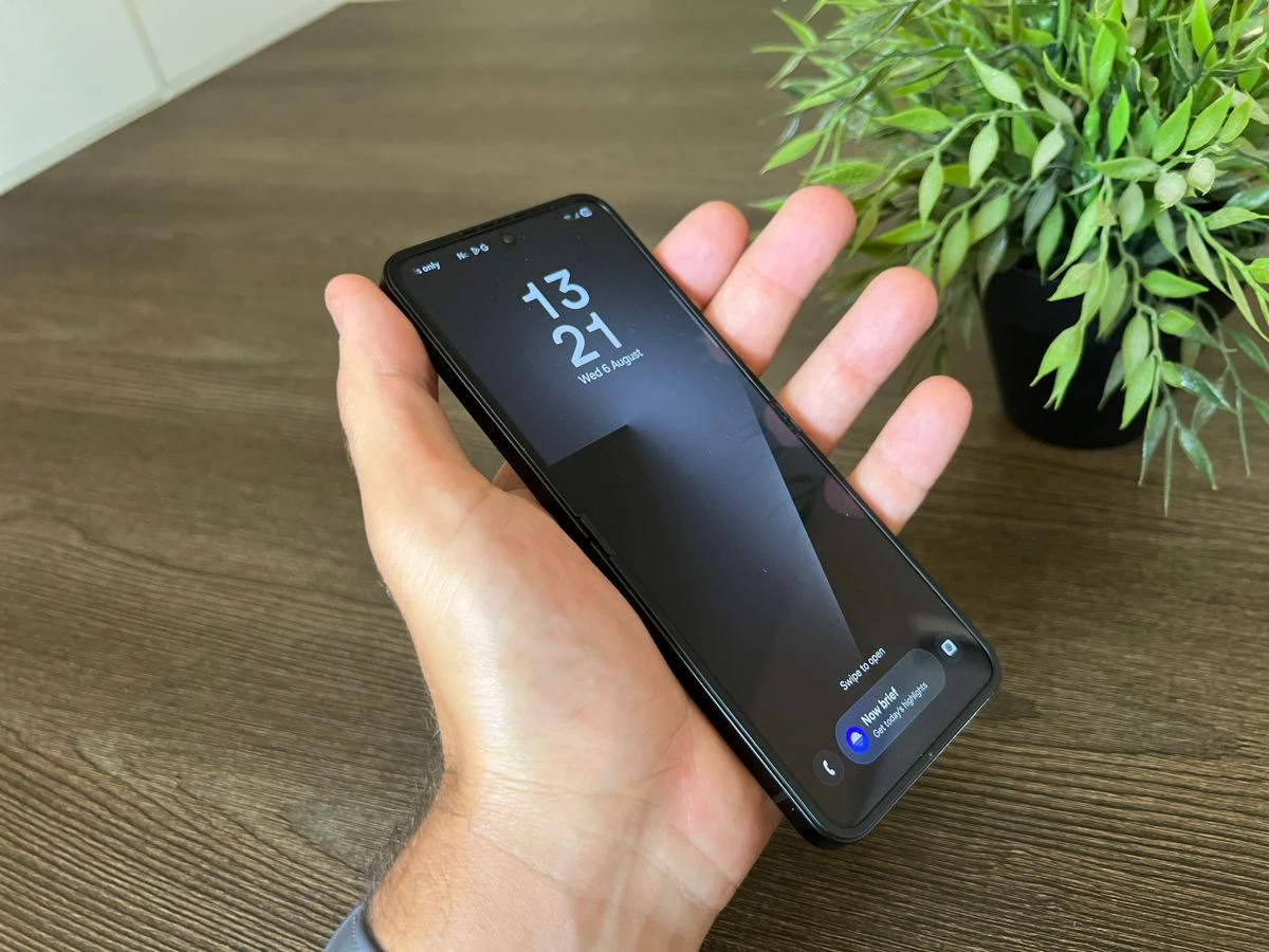 samsung-galaxy-z-flip7-fe-techgear-review-9.jpg samsung-galaxy-z-flip7-fe-techgear-review-9.jpg