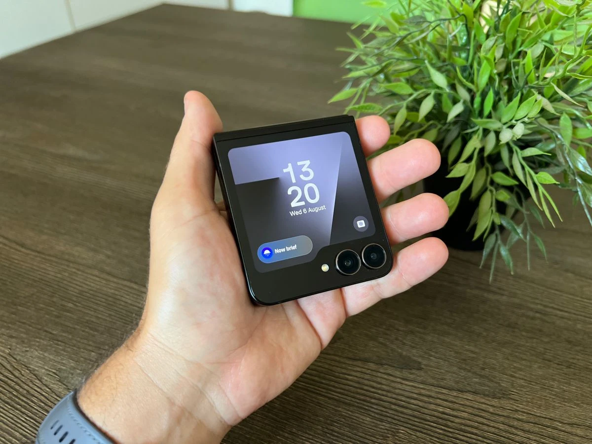 samsung-galaxy-z-flip7-fe-techgear-review.jpg samsung-galaxy-z-flip7-fe-techgear-review.jpg