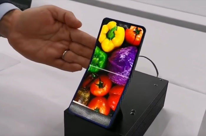 Εντυπωσιακό clamshell αναδιπλούμενο smartphone από τη Sharp