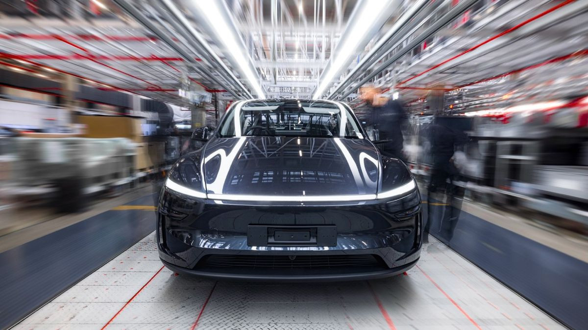 Τα Tesla φεύγουν μόνα τους από τη γραμμή παραγωγής [Video]