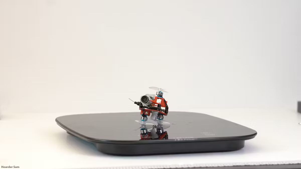 Ένα θαύμα 25 γραμμαρίων: Το mini drone που αψηφά τη βαρύτητα Ένα θαύμα 25 γραμμαρίων: Το mini drone που αψηφά τη βαρύτητα