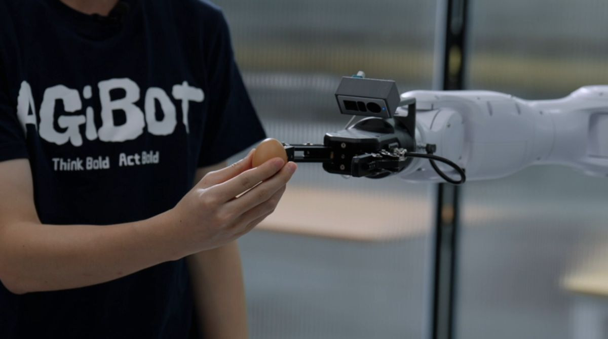 Agibot G2: Το ανθρωποειδές ρομπότ μεταχειρίζεται ένα ωμό αυγό χωρίς να το σπάσει [Video]