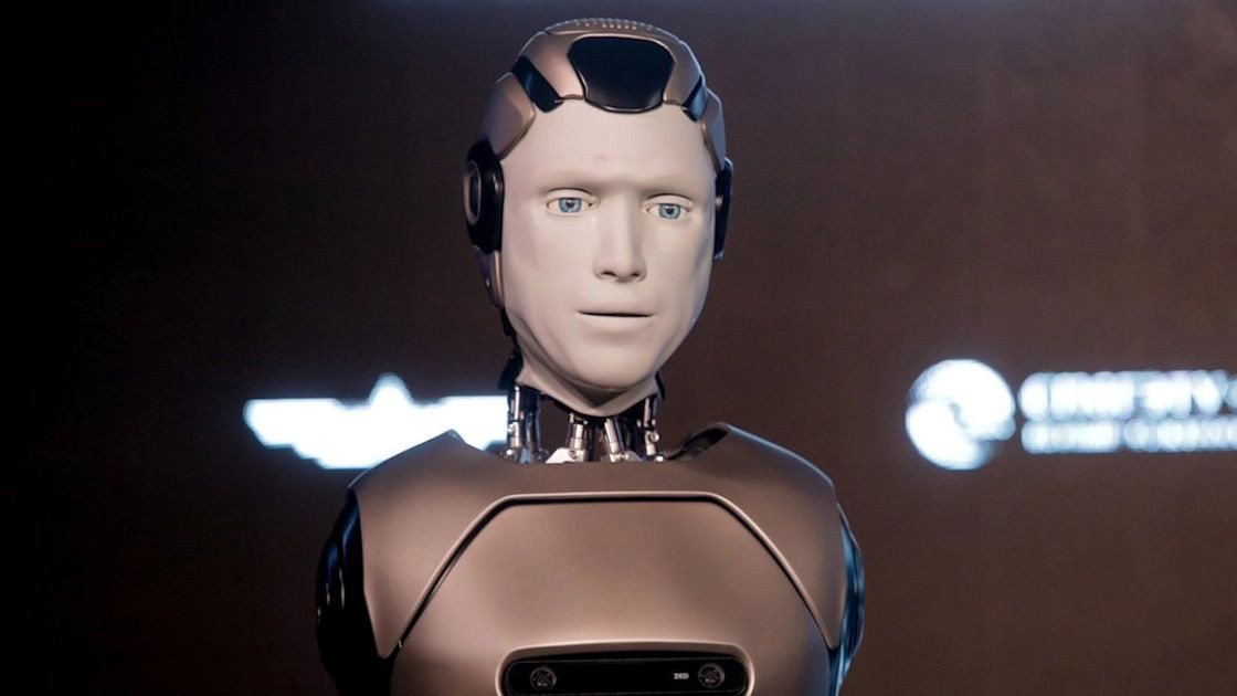 AIDOL: Το ανθρωποειδές ρομπότ της Ρωσίας παρουσιάστηκε με... πτώση [Video]