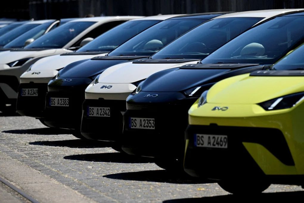 Η BYD εκθρονίζει την Tesla στην κορυφή των ηλεκτρικών για το 2025