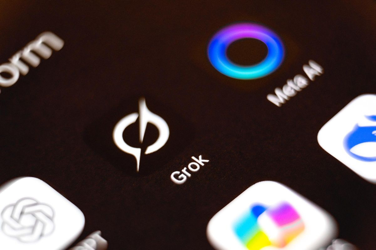 Το AI εργαλείο του Elon Musk στο στόχαστρο για τη δημιουργία υλικού κακοποίησης παιδιών