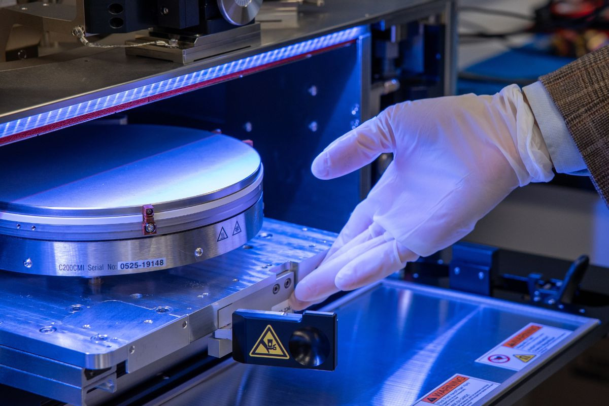 Το πρώτο μονολιθικό 3D Chip που καταργεί τα όρια της AI