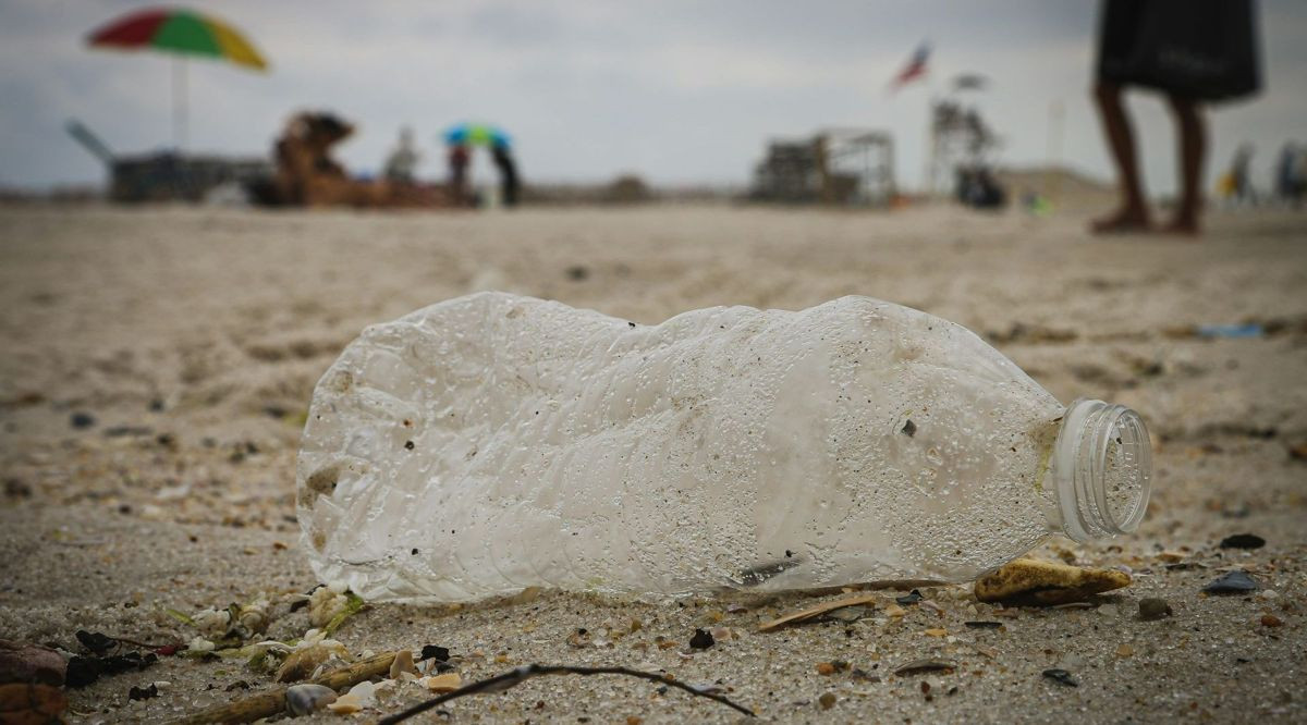 Νέο καμπανάκι κινδύνου για όσους πίνουν συστηματικά νερό από πλαστικά μπουκάλια