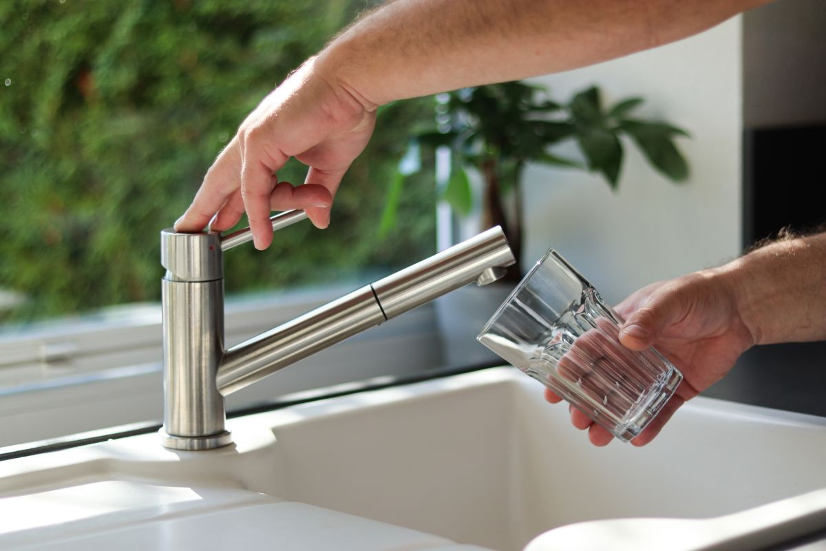 Παντοτινά Χημικά: Νέα έρευνα συνδέει το πόσιμο νερό με κινδύνους για τα νεογέννητα