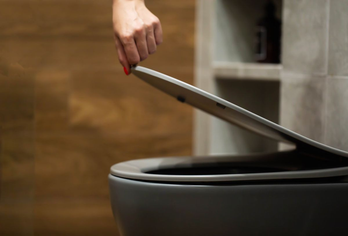 Τουαλέτα: Γιατί το κλειστό καπάκι δεν σας «σώζει» τελικά από τα μικρόβια