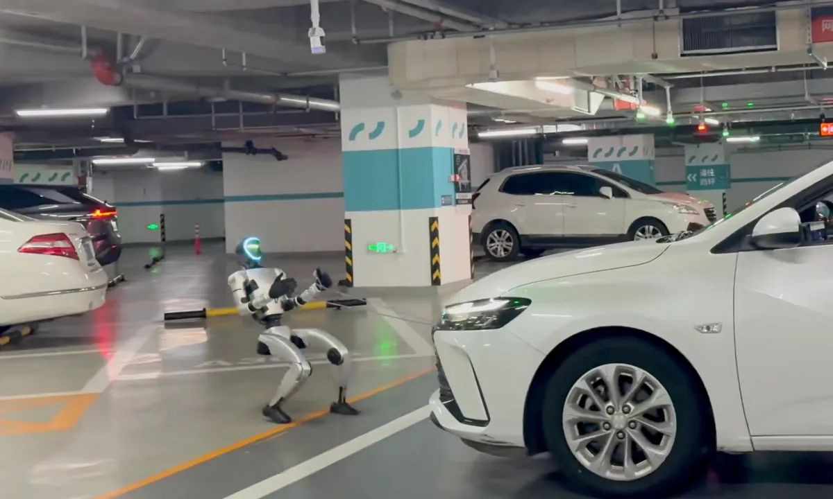 Unitree G1: Το μικρό ανθρωποειδές ρομπότ τραβά αυτοκίνητο σαν να είναι παιχνίδι [Video]