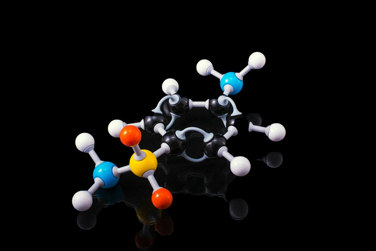 «Αδύνατα» μόρια: Η ανακάλυψη στο UCLA που καταρρίπτει κανόνα 100 ετών της Χημείας