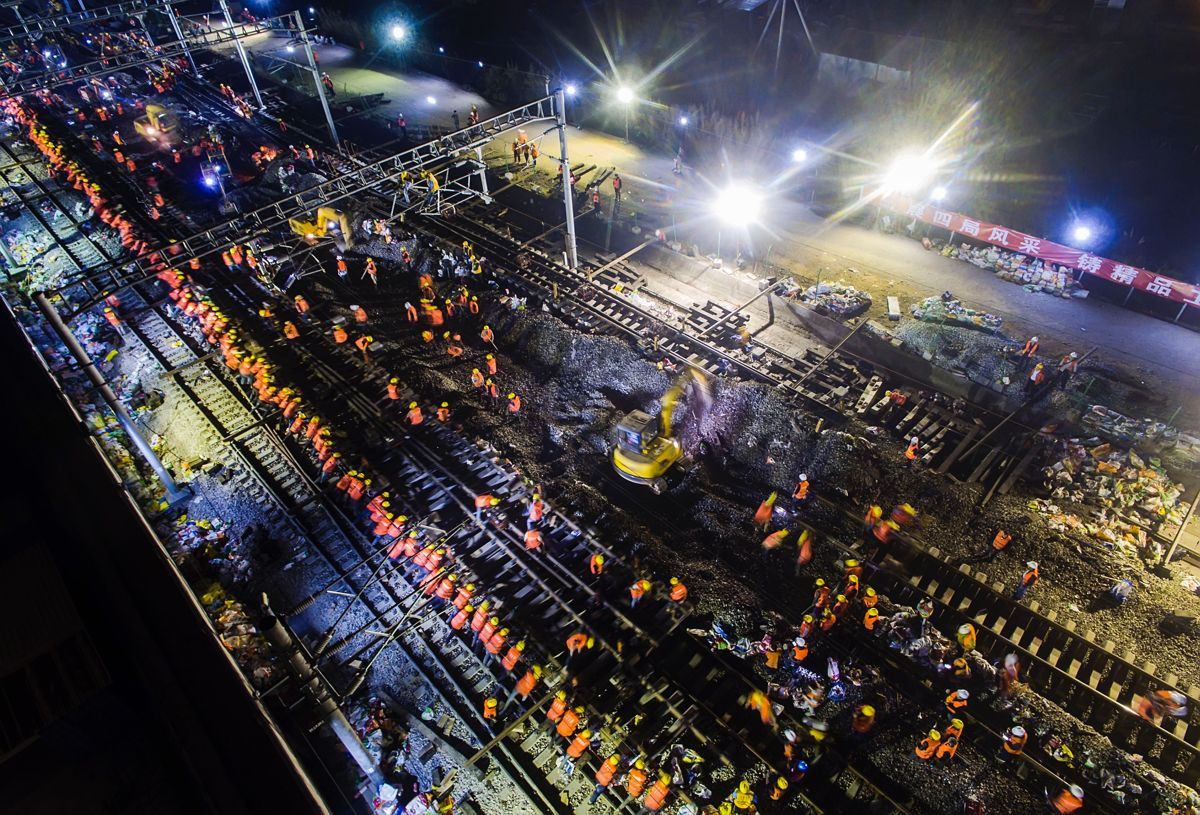 Κίνα: Πώς 1.500 εργάτες ανακατασκεύασαν σιδηροδρομικό σταθμό σε μόλις 9 ώρες! [Video]