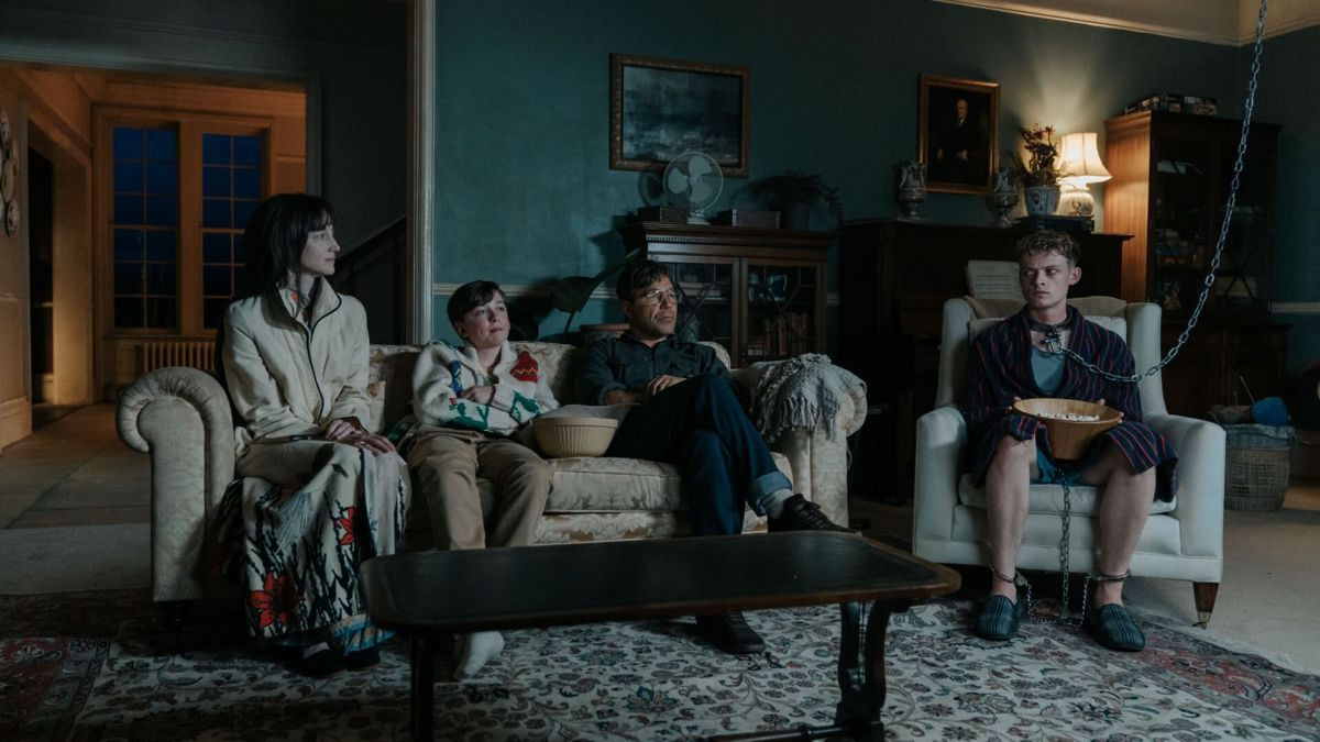 Heel: Το θρίλερ που αλλάζει τους κανόνες της οικογενειακής «γαλήνης» [Trailer]