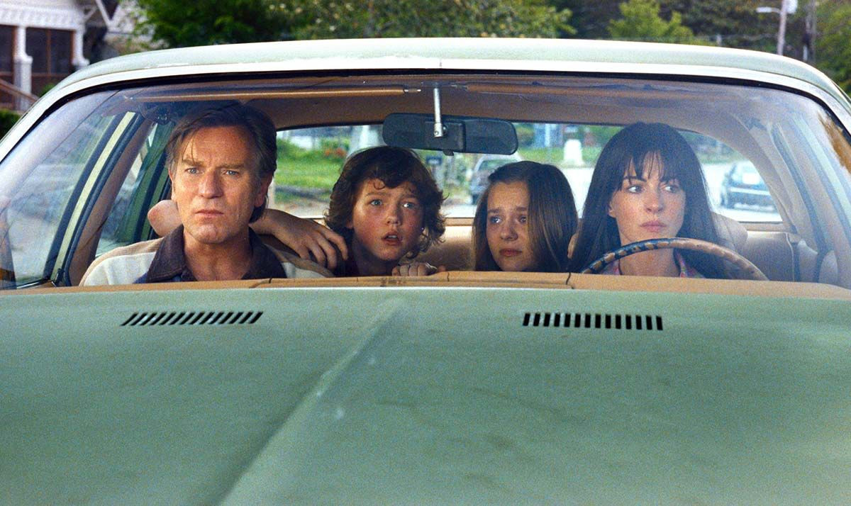 The End of Oak Street: Πρώτο trailer για τη sci-fi ταινία με τους Anne Hathaway και Ewan McGregor