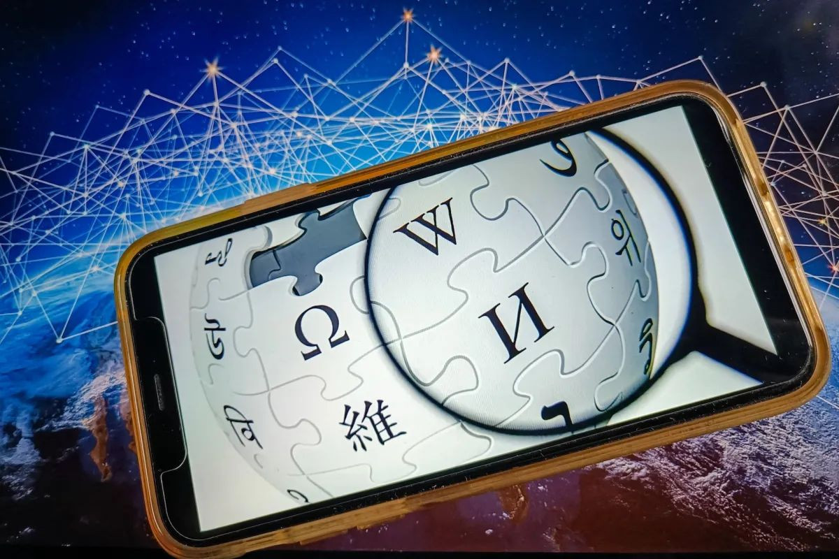 Η Wikipedia απαγορεύει την ανεξέλεγκτη χρήση AI στα άρθρα της