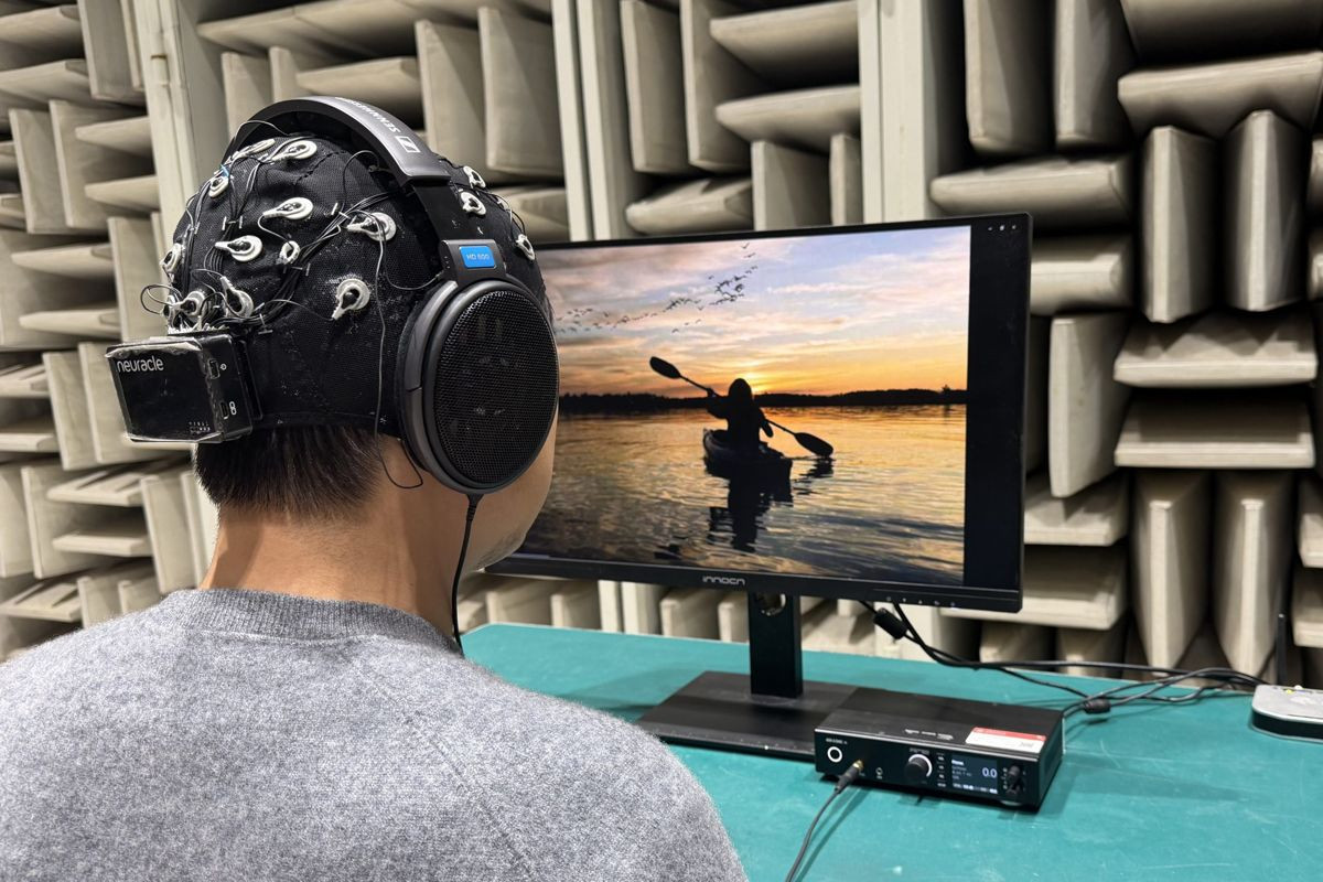 Ακούμε καλύτερα όταν κλείνουμε τα μάτια; Η επιστήμη λέει όχι!