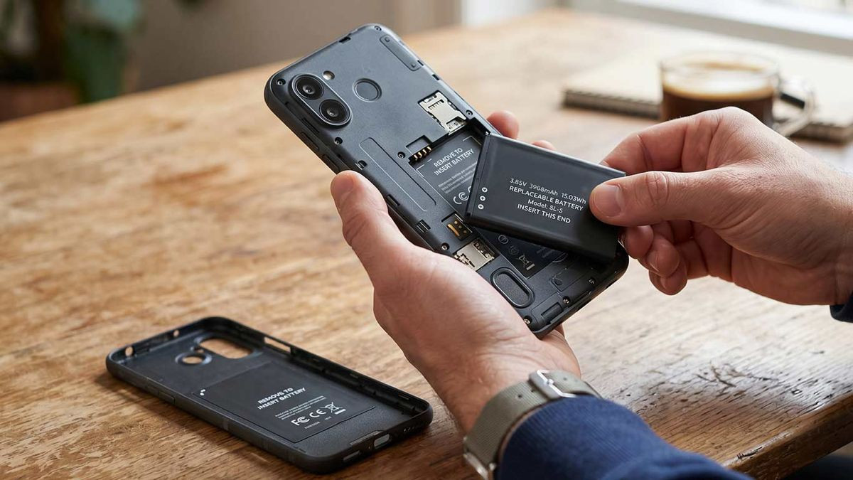 Η ΕΕ θέλει αποσπώμενες μπαταρίες στα smartphones έως το 2027, αλλά υπάρχει «παραθυράκι»