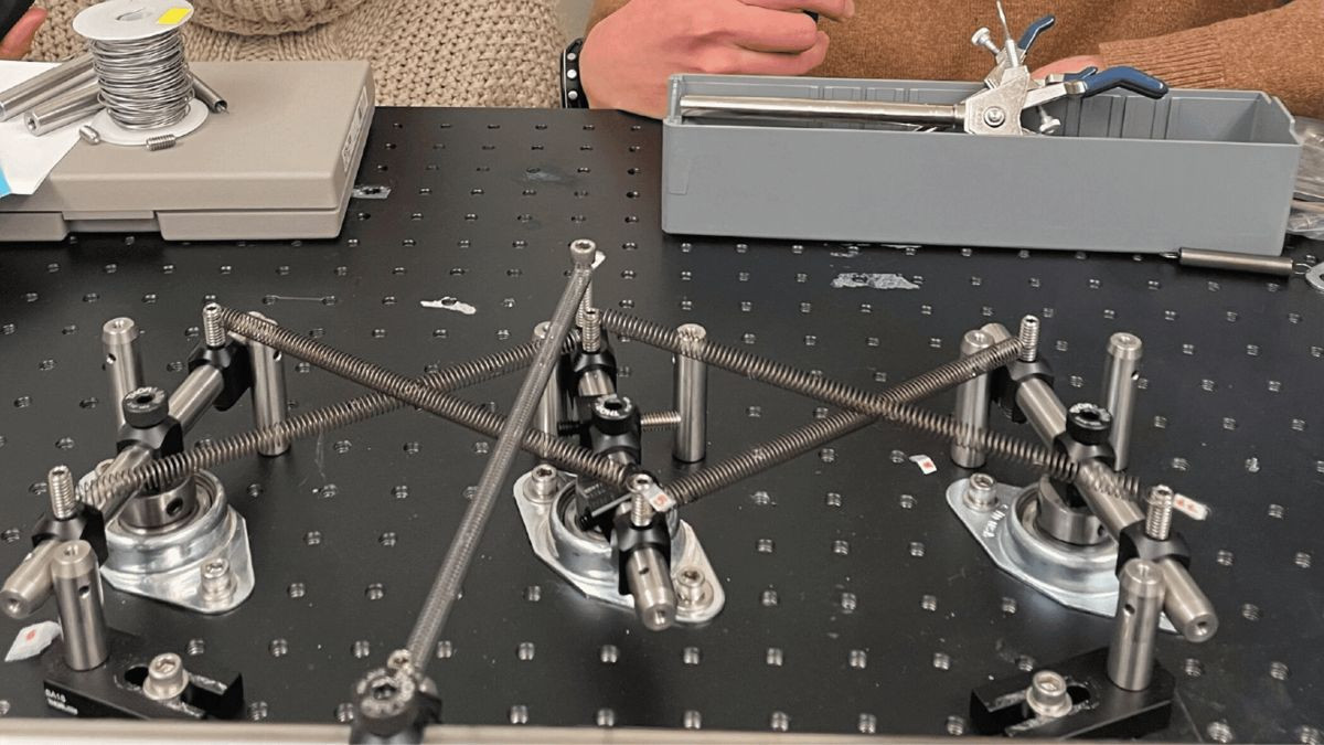 Μηχανικός υπολογιστής από ελατήρια και μέταλλο λειτουργεί χωρίς ηλεκτρική ενέργεια!