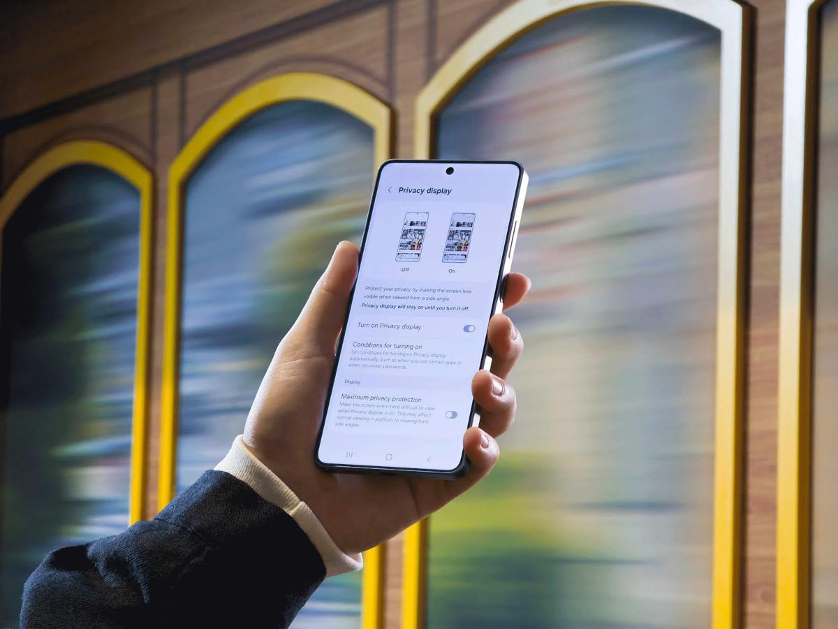 Έρευνα Samsung: 1 στους 2 κοιτάζει οθόνες κινητών σε δημόσιους χώρους