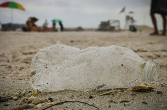 Νέο καμπανάκι κινδύνου για όσους πίνουν συστηματικά νερό από πλαστικά μπουκάλια