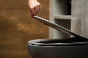 Τουαλέτα: Γιατί το κλειστό καπάκι δεν σας «σώζει» τελικά από τα μικρόβια