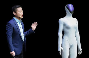 Xpeng IRON: Το ανθρωποειδές ρομπότ με τεχνητό δέρμα και γυναικεία αισθητική που έρχεται το 2026