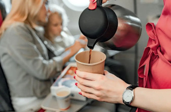 Καφές στο αεροπλάνο: Νέα έρευνα αποκαλύπτει γιατί πρέπει να τον αποφεύγουμε