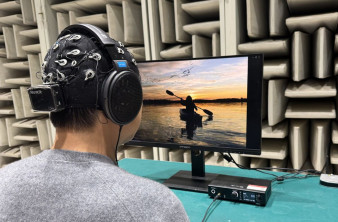 Ακούμε καλύτερα όταν κλείνουμε τα μάτια; Η επιστήμη λέει όχι!