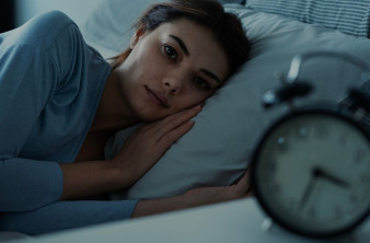 Γιατί ξυπνάμε στις 3 το πρωί; Η επιστημονική εξήγηση πίσω από τη διακοπή του ύπνου