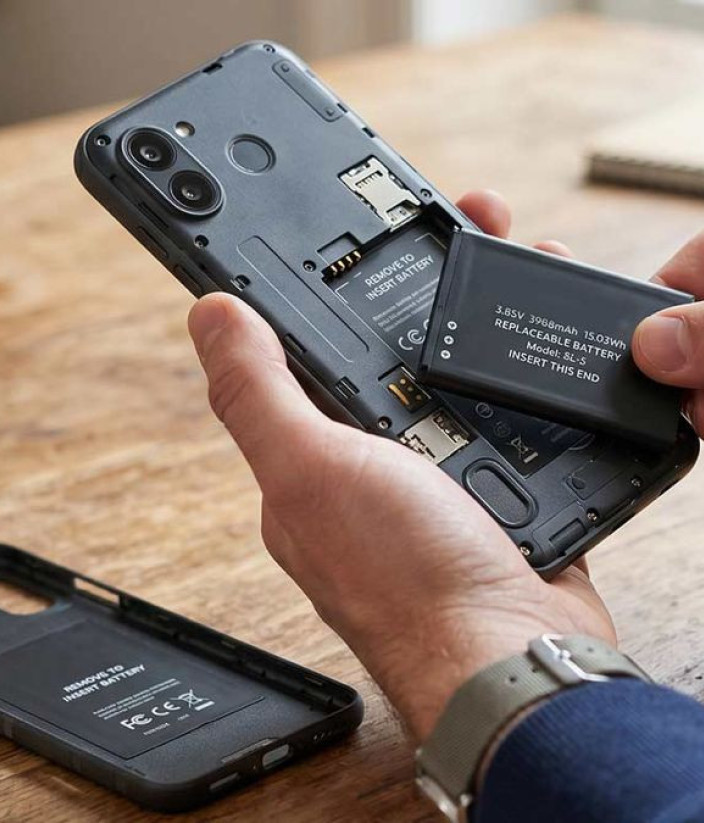 Η ΕΕ θέλει αποσπώμενες μπαταρίες στα smartphones έως το 2027, αλλά υπάρχει «παραθυράκι»