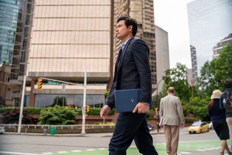 HP Elite Dragonfly: Το ελαφρύτερο compact επαγγελματικό convertible στον κόσμο | 