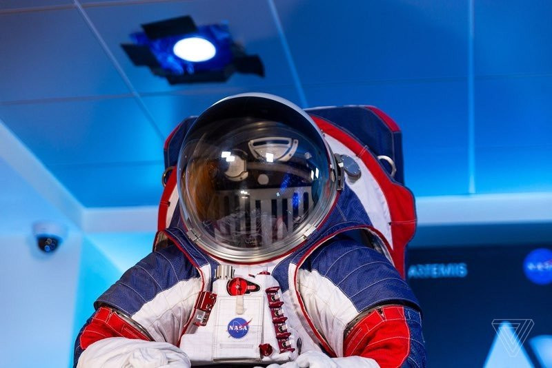 Αυτή είναι η νέα διαστημική στολή της NASA για την αποστολή στη Σελήνη το 2024 |  Αυτή είναι η νέα διαστημική στολή της NASA για την αποστολή στη Σελήνη το 2024 |