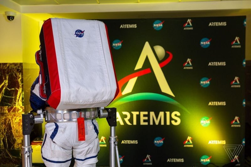 Αυτή είναι η νέα διαστημική στολή της NASA για την αποστολή στη Σελήνη το 2024 |  Αυτή είναι η νέα διαστημική στολή της NASA για την αποστολή στη Σελήνη το 2024 |