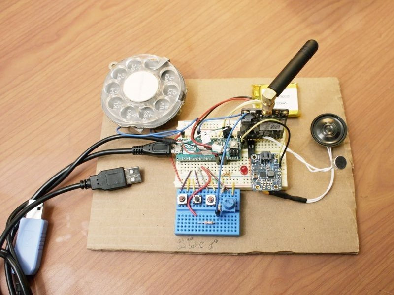 Και αυτό είναι ένα κινητό τηλέφωνο με καντράν... | 