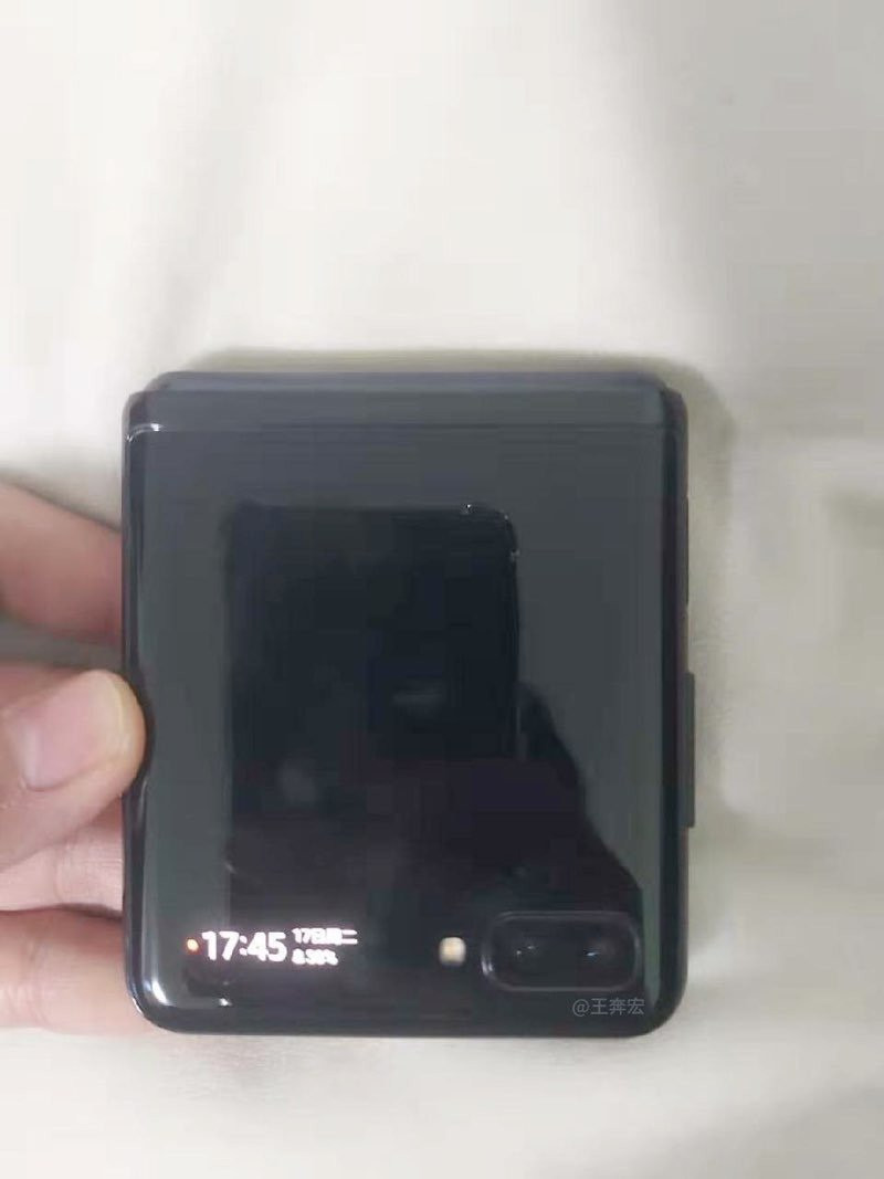 Δείτε το clamshell αναδιπλούμενο smartphone της Samsung σε πραγματικές φωτογραφίες | 