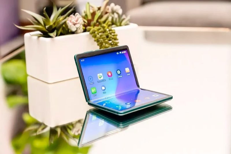 Αυτό είναι το αναδιπλούμενο smartphone που έφερε η TCL στο CES 2020 | 