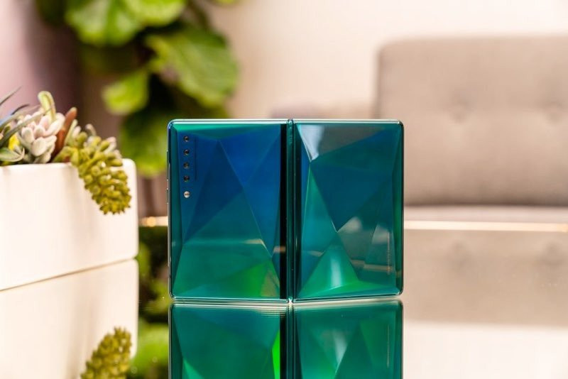 Αυτό είναι το αναδιπλούμενο smartphone που έφερε η TCL στο CES 2020 | 