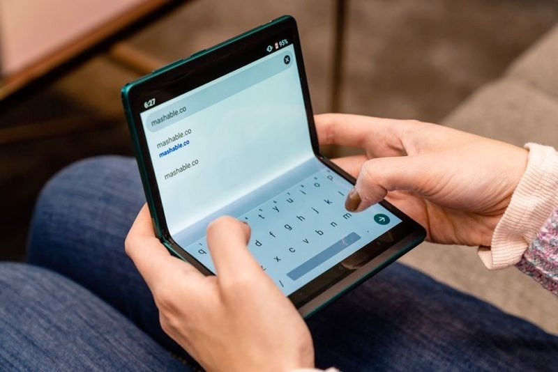 Αυτό είναι το αναδιπλούμενο smartphone που έφερε η TCL στο CES 2020 | 